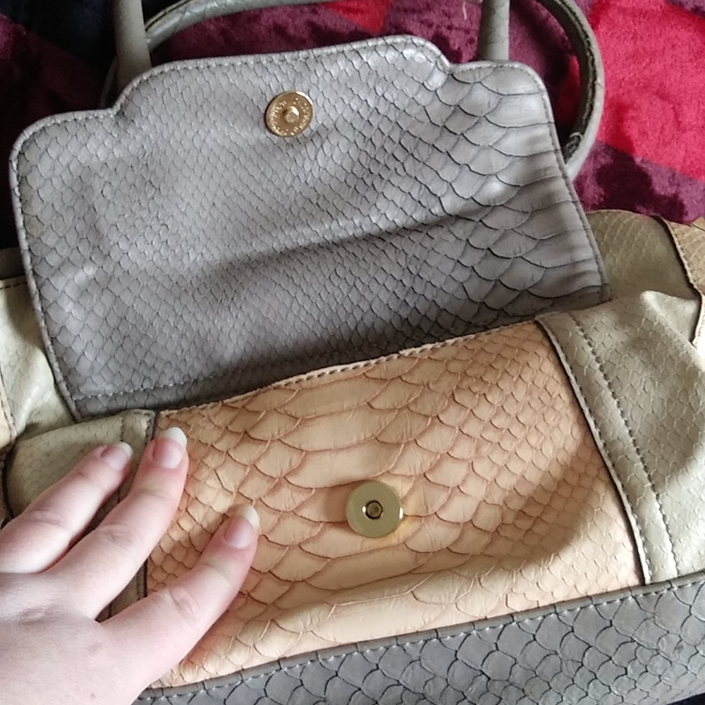 Guess handbag - Picture 3 of 6